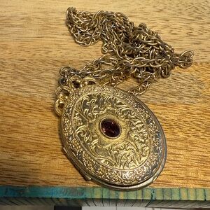 1928 Elegant Locket Necklace